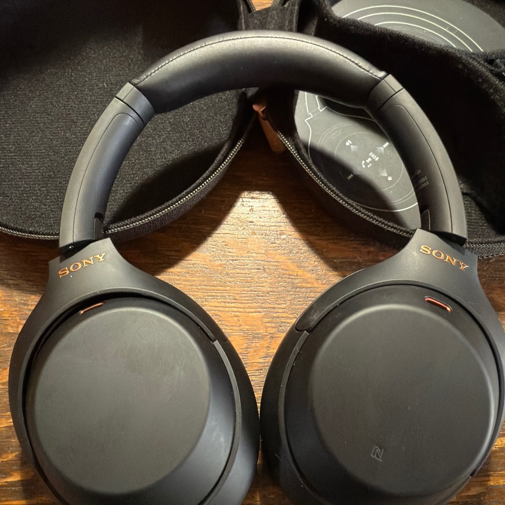 Sony XM4 Noise Cancelling Headphones EUC